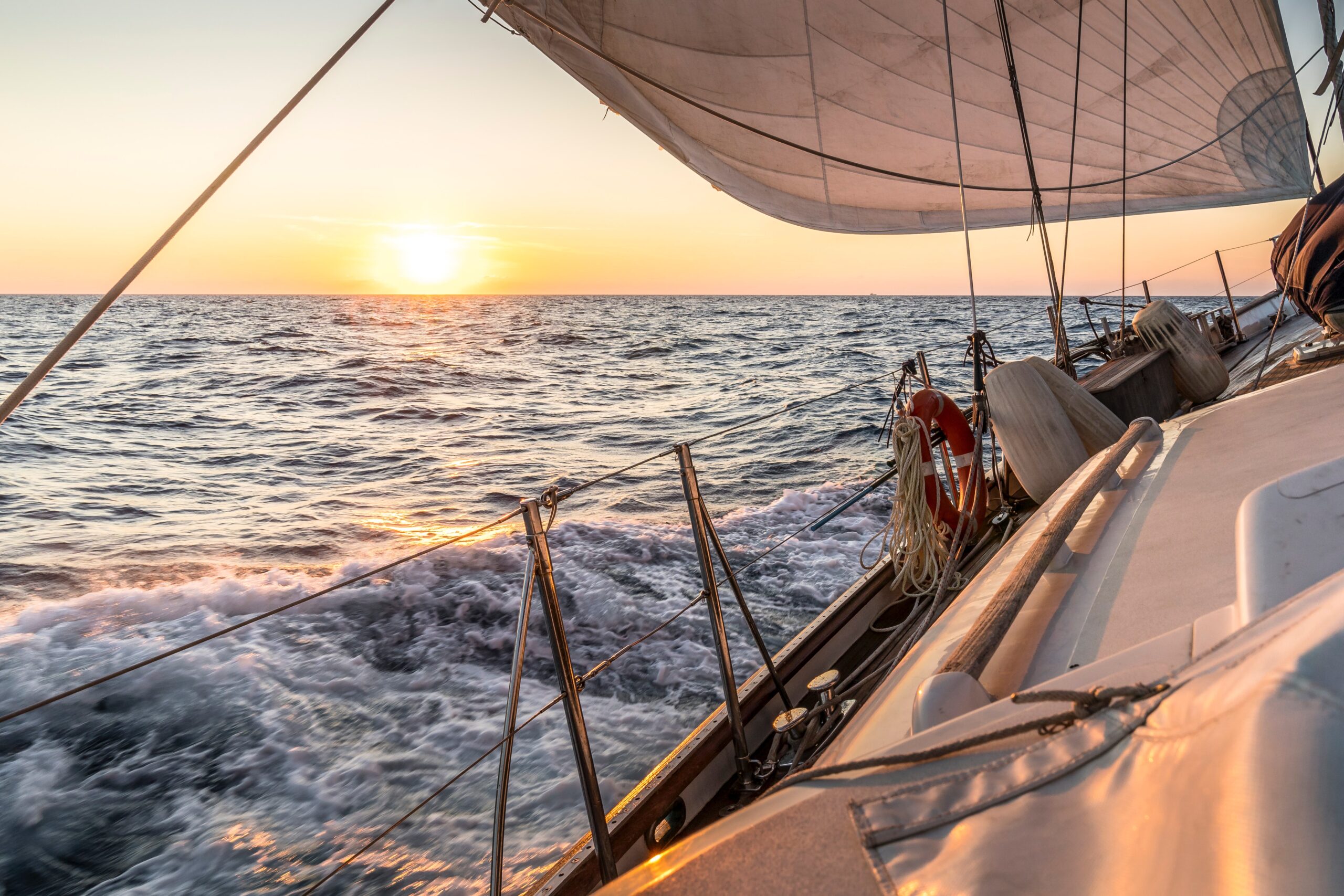 Segeln im Sonnenuntergang